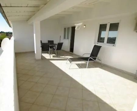 Robi Betina Apartamento Tisno